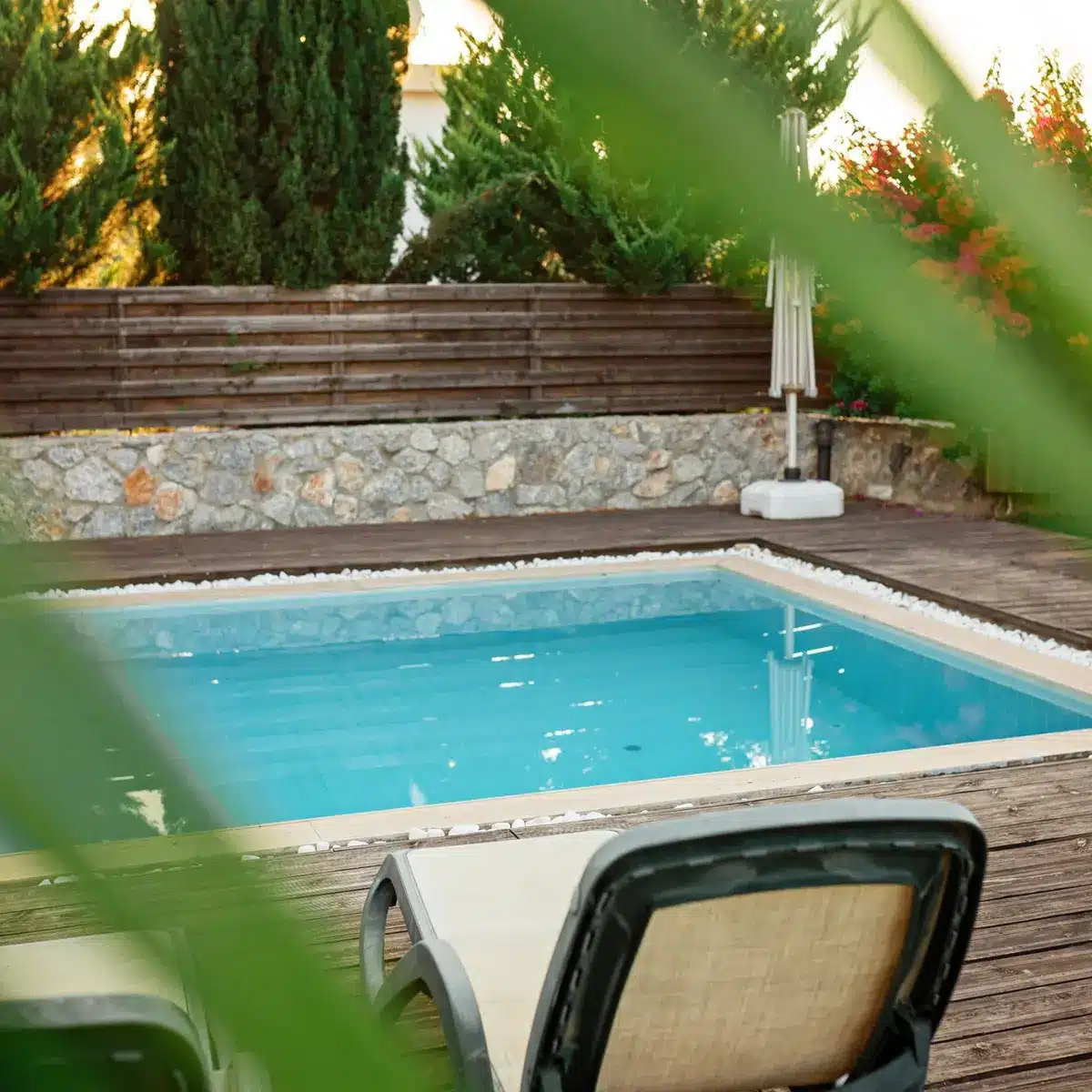 Eingebauter Fertigpool in einem privaten Garten