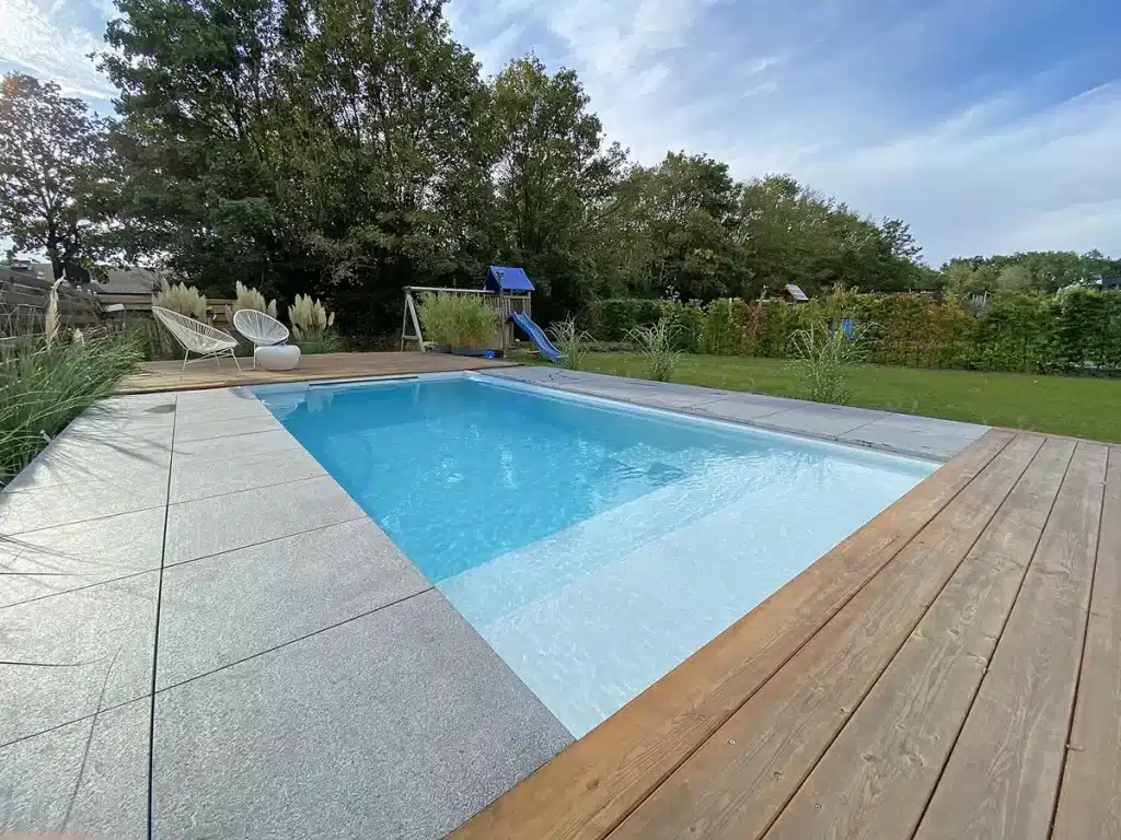 Fertigpool in einem privaten Garten für den Vergleich mit einem Betonpool