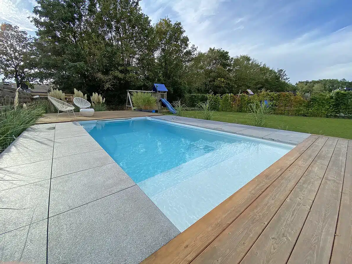 Fertigpool in einem privaten Garten für den Vergleich mit einem Betonpool