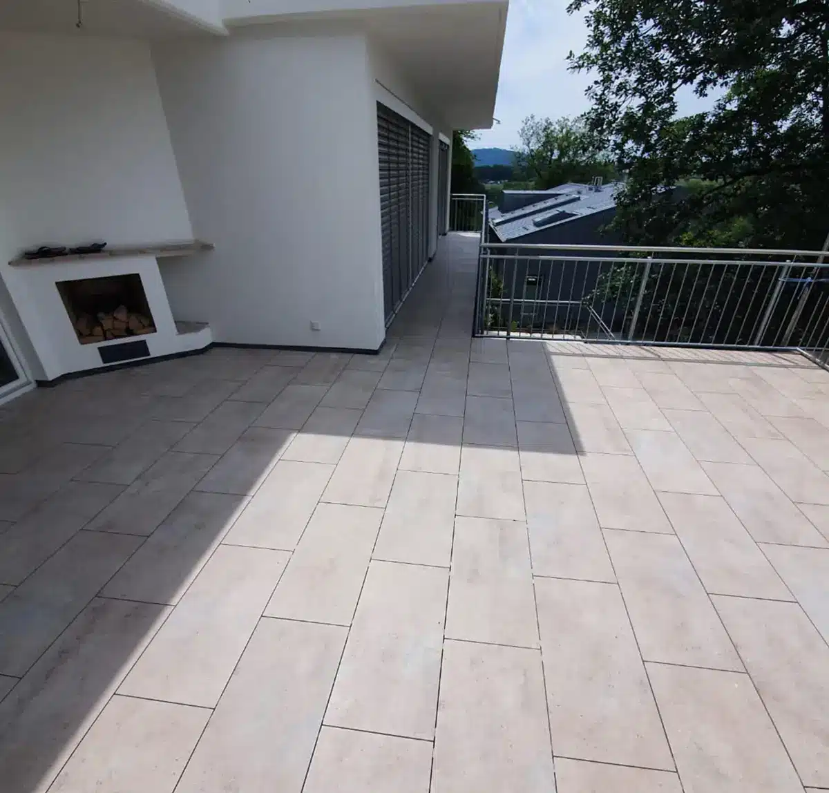 Terrassenbau mit Geländer Referenzfoto