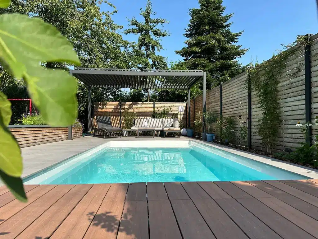 Gartenpool als Beispiel für die Prüfung einer Baugenehmigung