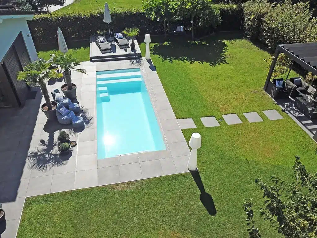 Rechteckiger Pool in einem großzügig gestalteten privaten Garten