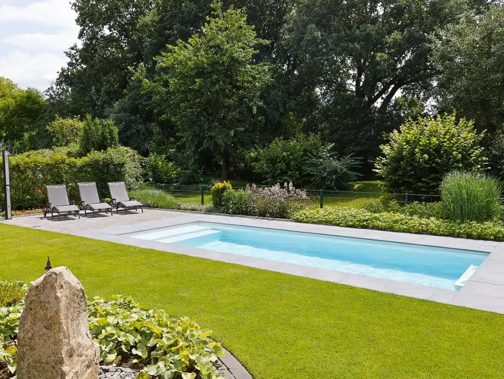 Langer rechteckiger Gartenpool zum ausdauernden Schwimmen