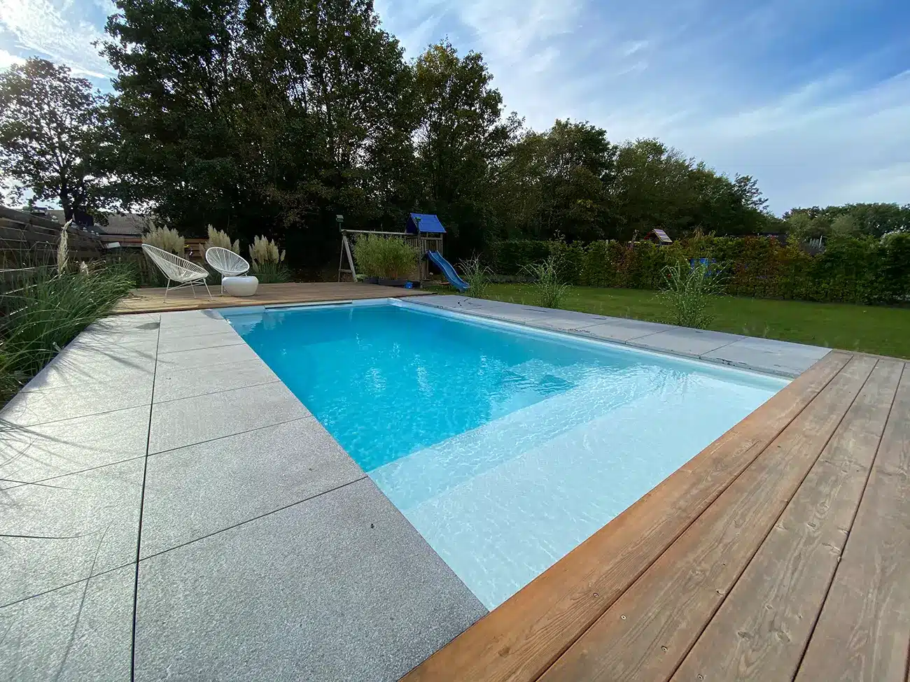 Sauber gepflegter Gartenpool mit heller Beckenumrandung